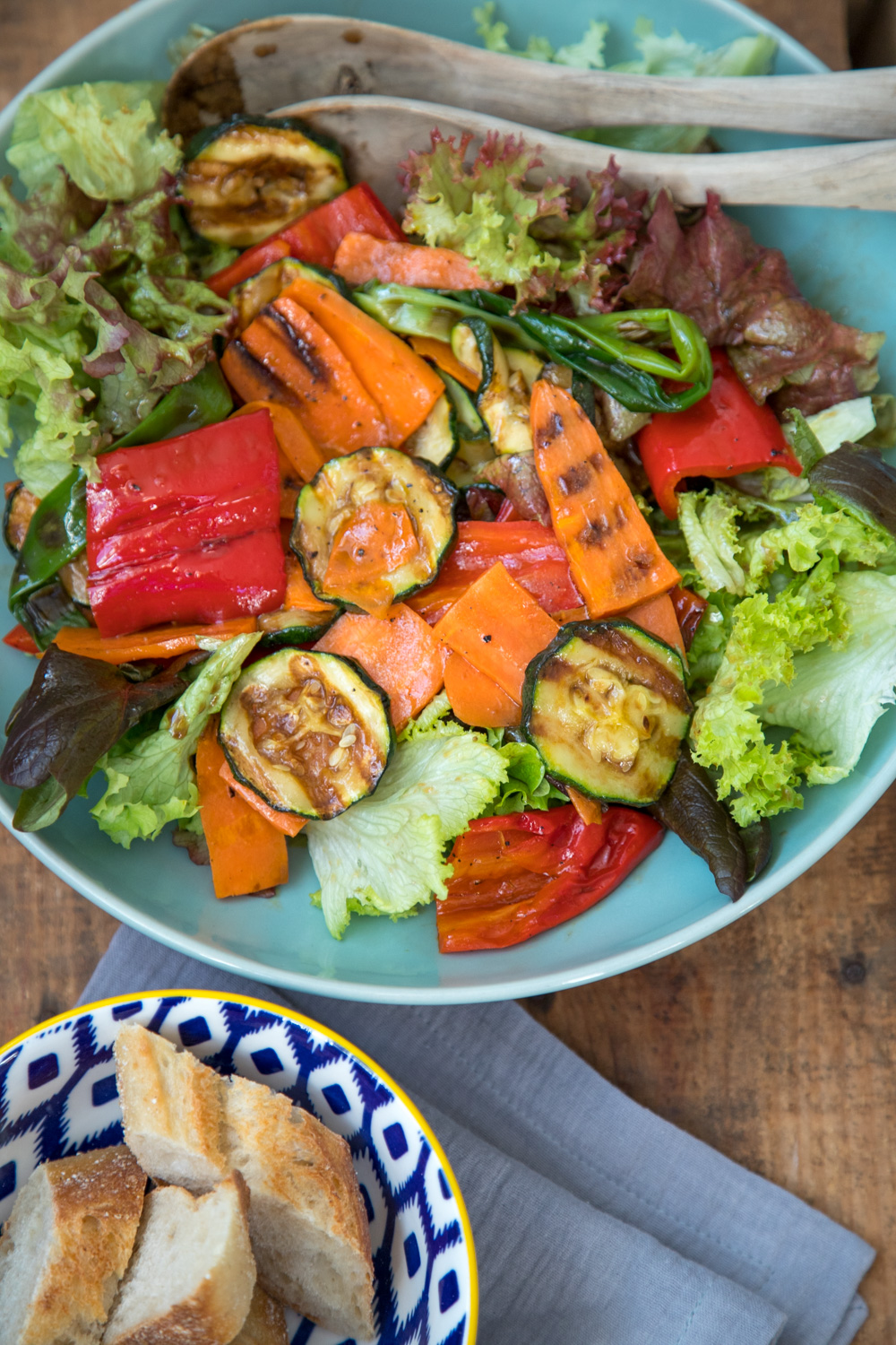 Salat mit gegrillter Paprika, Zucchini und Karotten sorgt f&uuml;r R&ouml;staromen auf dem Salatteller. Eine tolle alternative Salatidee, die ohne Aufwand viel hermacht.