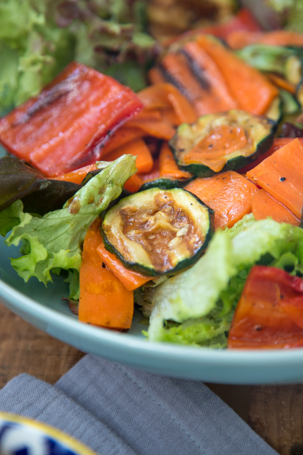 Salat mit gegrillter Paprika, Zucchini und Karotten sorgt für Röstaromen auf dem Salatteller. Eine tolle alternative Salatidee, die ohne Aufwand viel hermacht.