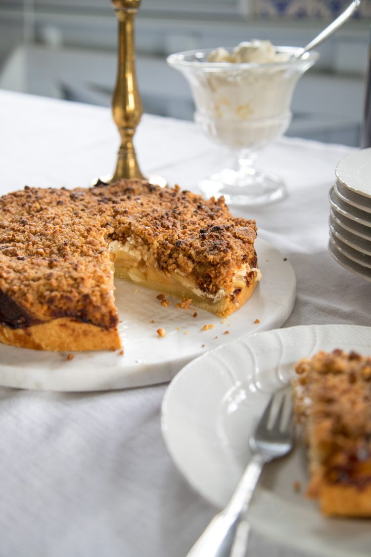 Dieser zimtige Crumble Apple Pie ist mal was ganz Besonderes und ein Highlight auf jeder Kaffeetafel! Er ist einfach super saftig. Meine ganze Familie liebt ihn