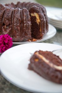Mehr ist bekanntlich mehr und dieser Brownie-Cheesecake Gugl ist geschmacklich einfach eine Bombe! Schokoladig saftiger Brownieteig mit leichtem Cheesecake-Kern!