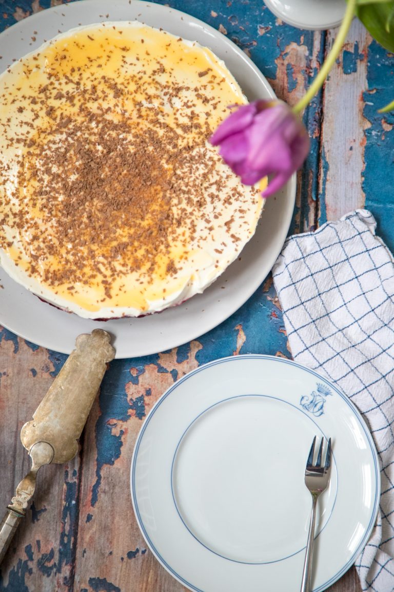 Köstliche Eierlikör-Preiselbeer-Torte für die Ostertafel