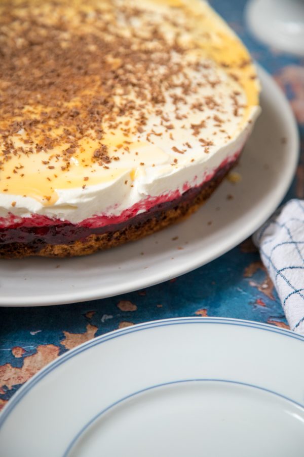 Köstliche Eierlikör-Preiselbeer-Torte für die Ostertafel