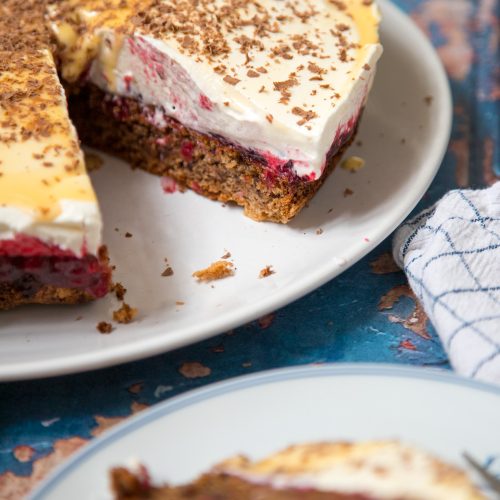 Diese köstliche Eierlikör-Preiselbeer-Torte ist einfach köstlich! Obendrauf kommt selbst gemachter Eierlikör und alle sind glücklich. Einfach eine tolle Torte!