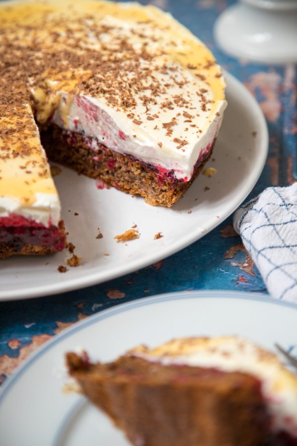 Köstliche Eierlikör-Preiselbeer-Torte für die Ostertafel