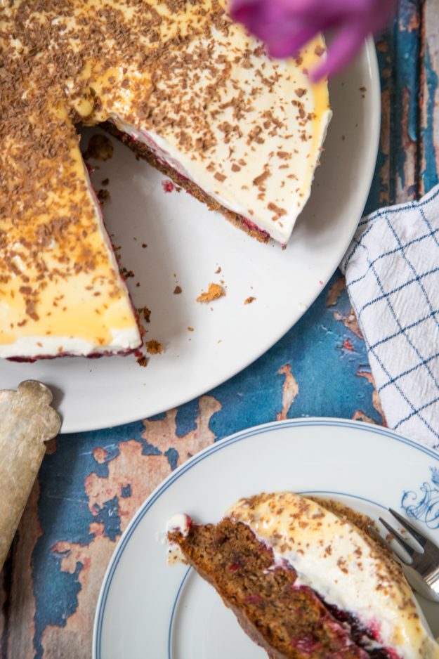 Köstliche Eierlikör-Preiselbeer-Torte für die Ostertafel