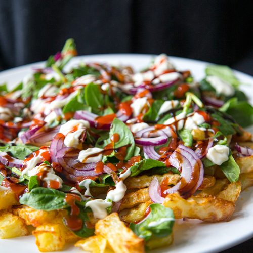 Es gibt eine fancy Pommes Platte für alle! Pommes rot-weiß kennt ja jeder, kann auf Dauer aber schon langweilig werden... Deswegen gibt es jetzt rot-weiß-plus!