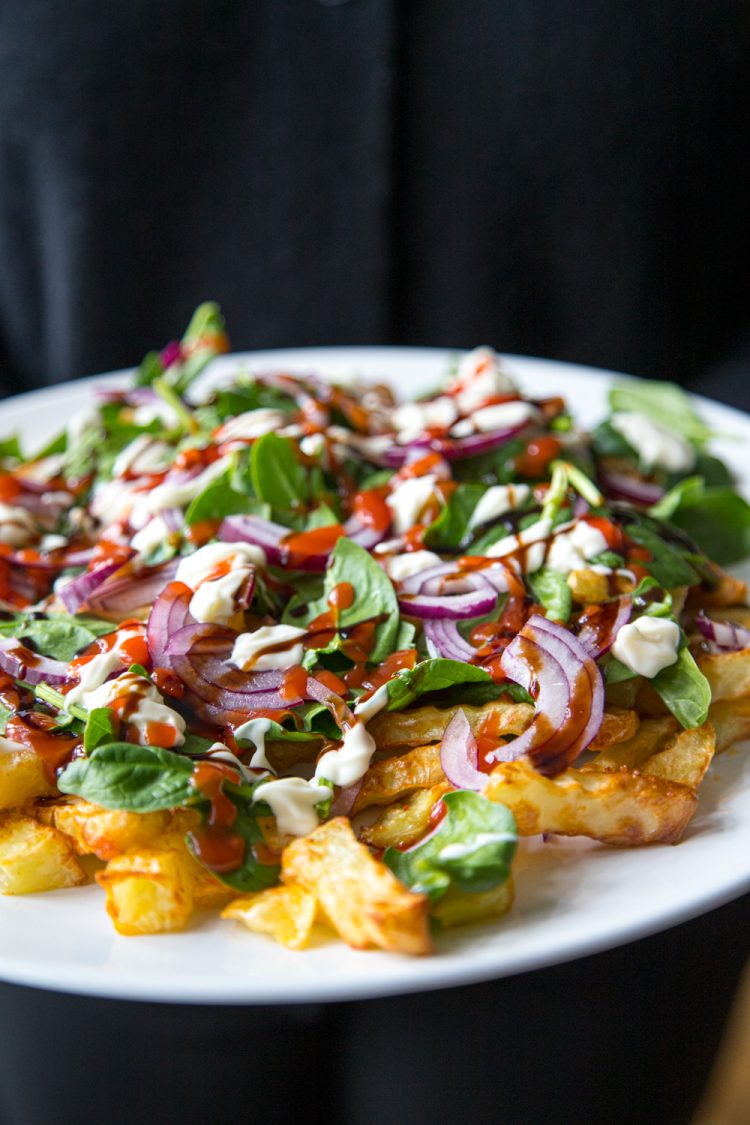 Es gibt eine fancy Pommes Platte für alle! Pommes rot-weiß kennt ja jeder, kann auf Dauer aber schon langweilig werden... Deswegen gibt es jetzt rot-weiß-plus!