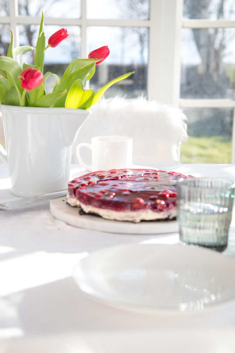 Dieser köstliche Schmandkuchen mit Kirschen ist einfach der Knaller! Er kommt nämlich nicht mit normalem Keksboden daher, sondern der Boden aus Oreos ist besser