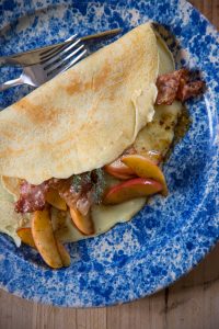 Wir lieben diese holl&auml;ndischen Apfel-Speck-Pfannkuchen wirklich sehr! Die Mischung aus s&uuml;&szlig; und salzig macht sie geschmacklich zu etwas ganz Besonderem!