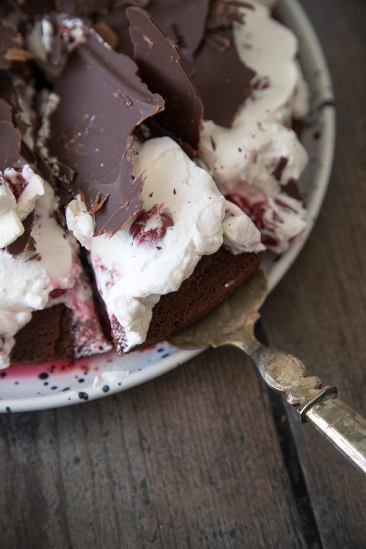 schnelle Schoko-Kirsch-Torte mit Schokosplittern-1050 | tastesheriff schnelle Schoko-Kirsch-Torte mit Schokosplittern-1050 | tastesheriff