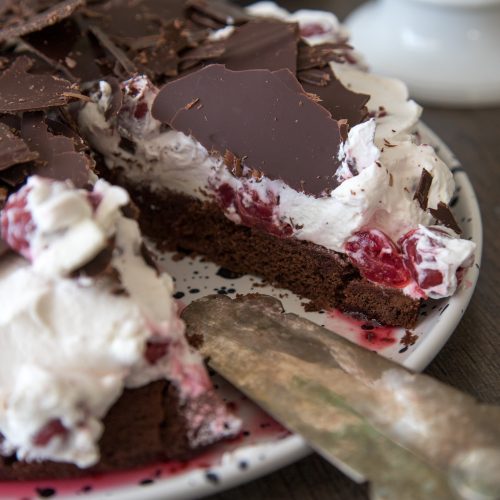 Diese schnelle Schoko-Kirsch-Torte mit Schokosplittern hat meine Familie vom erste Moment an überzeugt! Die ist absolut gelingsicher und macht nebenbei viel her