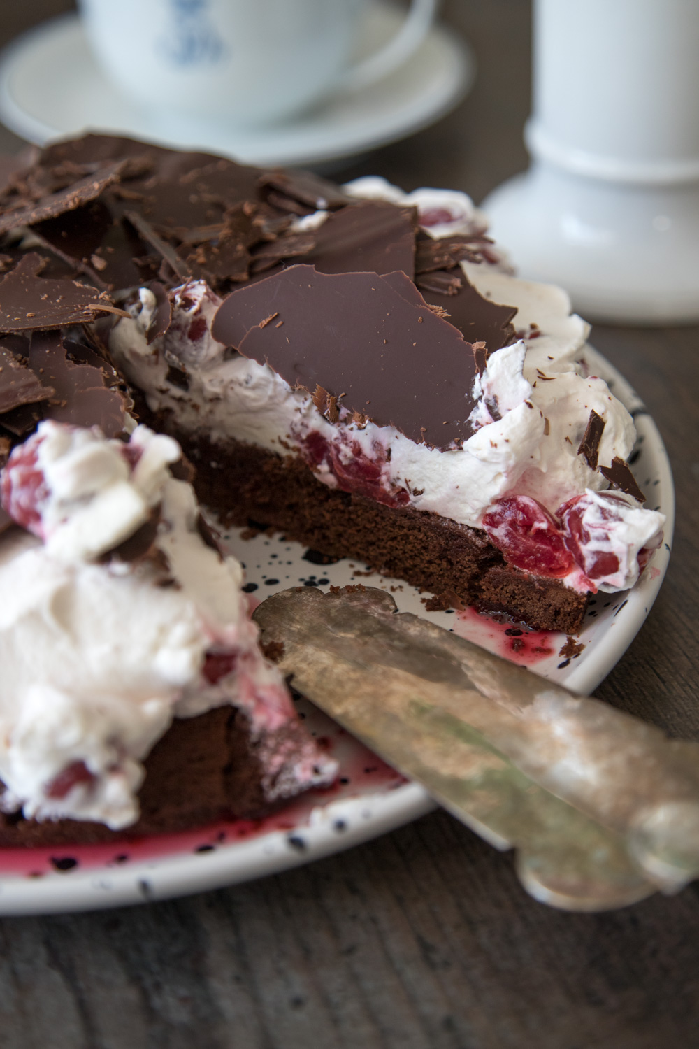 Eine super leckere Schoko-Kirsch-Torte mit Schokosplittern