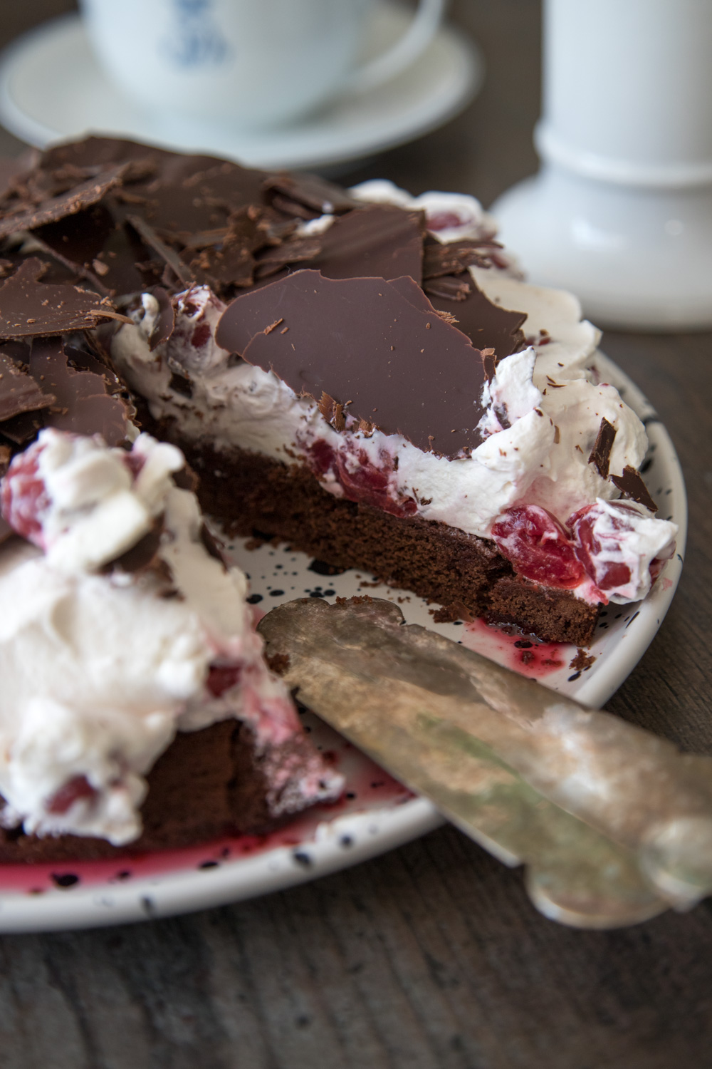 Diese schnelle Schoko-Kirsch-Torte mit Schokosplittern hat meine Familie vom erste Moment an überzeugt! Die ist absolut gelingsicher und macht nebenbei viel her