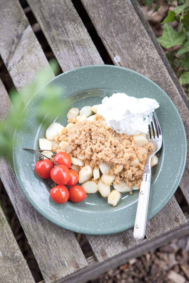 Dieser gebratene Spargel mit Semmelbröseln und Bärlauchquark ist super einfach gemacht und trotzdem was Besonderes! Ich liebe es ja bekanntlich unkompliziert..