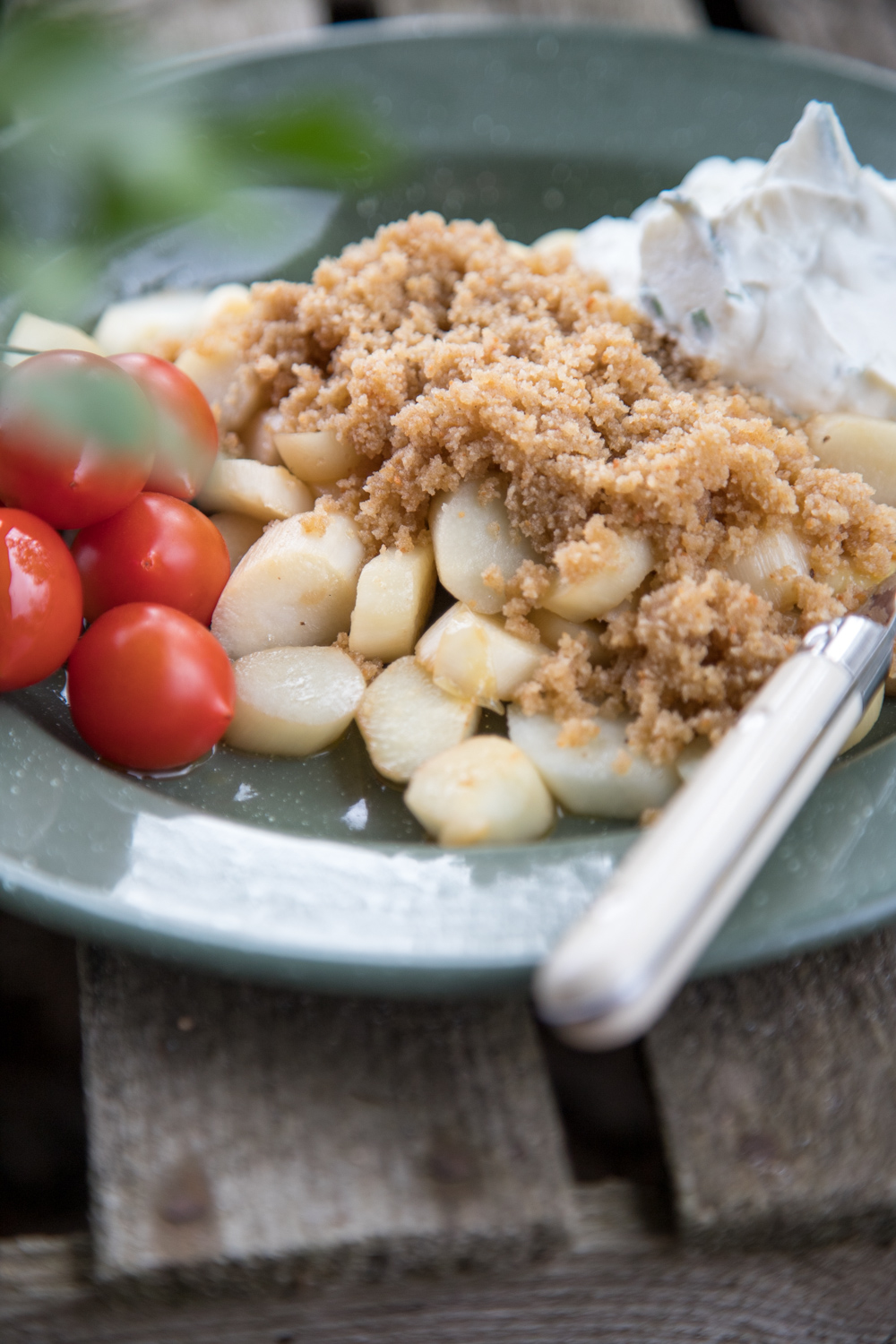 Gebratener Spargel mit Semmelbröseln und Bärlauchquark