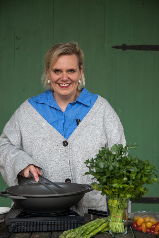 Einfacher und frischer grüner Spargelsalat direkt vom Feld