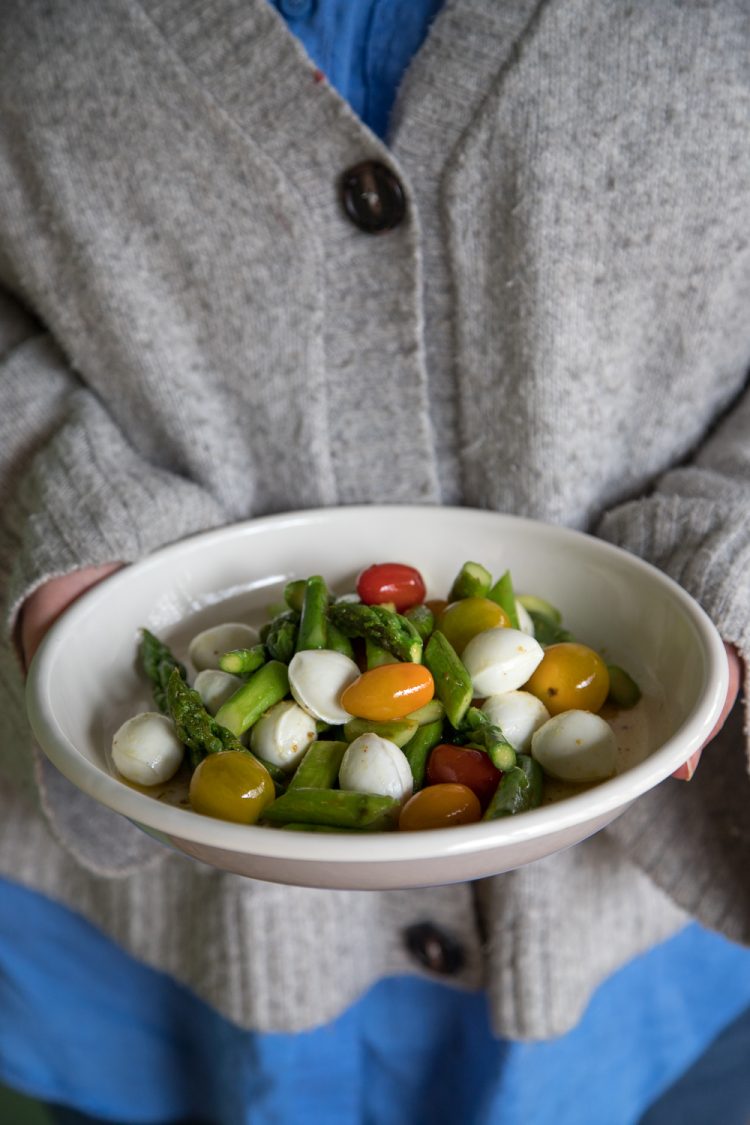 Einfacher und frischer grüner Spargelsalat direkt vom Feld