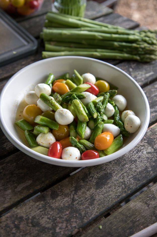 Dieser grüne Spargelsalat mit Tomaten und Büffelmozzarella ist einfach zum niederknien! Außerdem macht sich meine liebste Vinaigrette dazu ganz hervorragend...