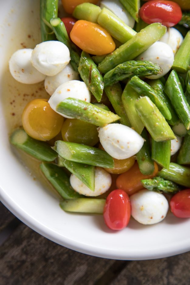 Dieser grüne Spargelsalat mit Tomaten und Büffelmozzarella ist einfach zum niederknien! Außerdem macht sich meine liebste Vinaigrette dazu ganz hervorragend...