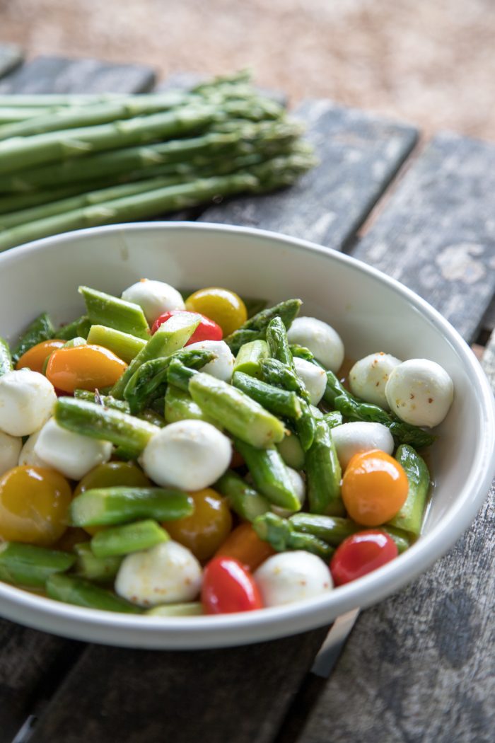 Einfacher und frischer grüner Spargelsalat direkt vom Feld
