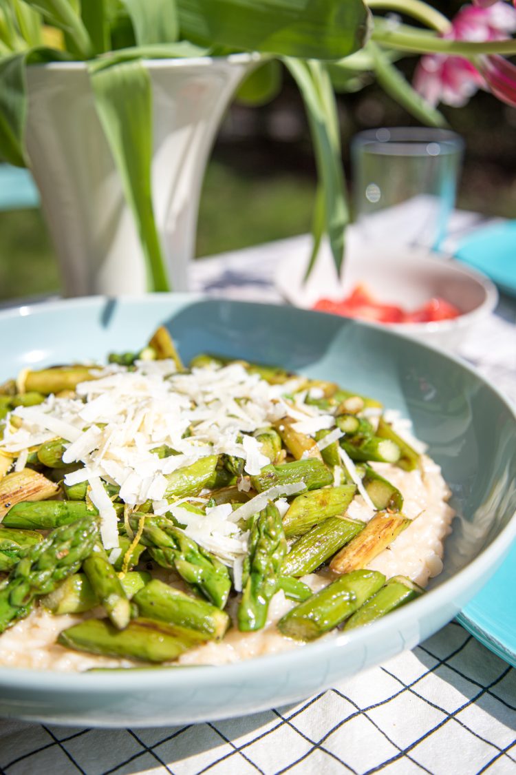 Es gibt zitroniges Risotto mit grünem Spargel! Das ist wie immer ganz unkompliziert in der Zubereitung und ihr werdet es wahrscheinlich immer wieder kochen..