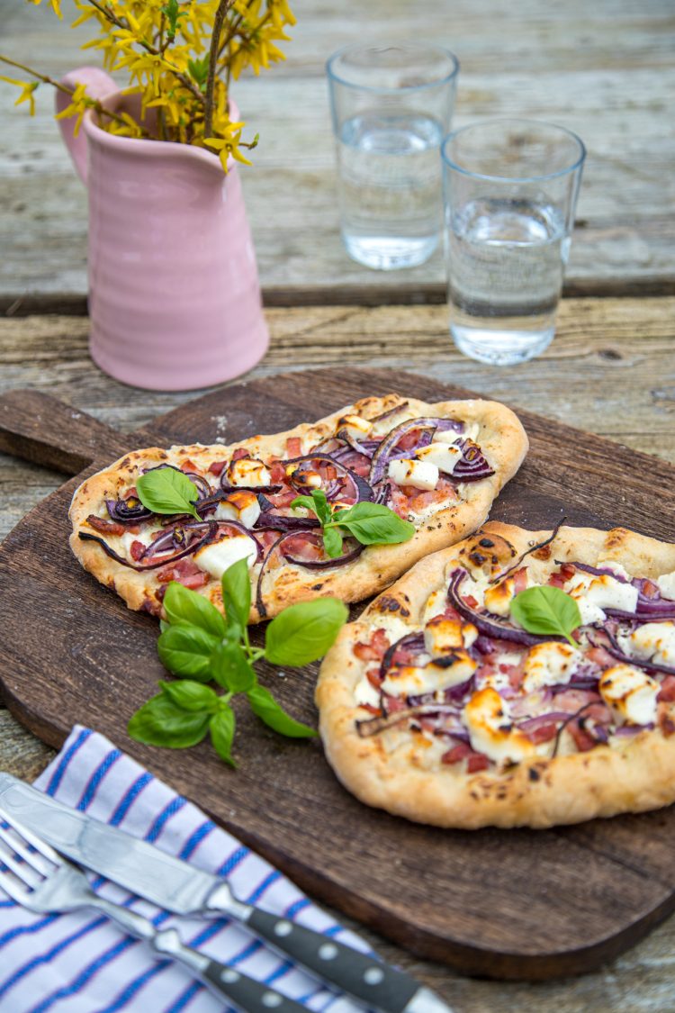 Es gibt Pizza Fladen mit Speck, Zwiebeln und Ziegenkäse | tastesheriff