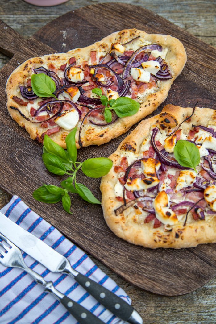 Es gibt Pizza Fladen mit Speck, Zwiebeln und Ziegenkäse | tastesheriff