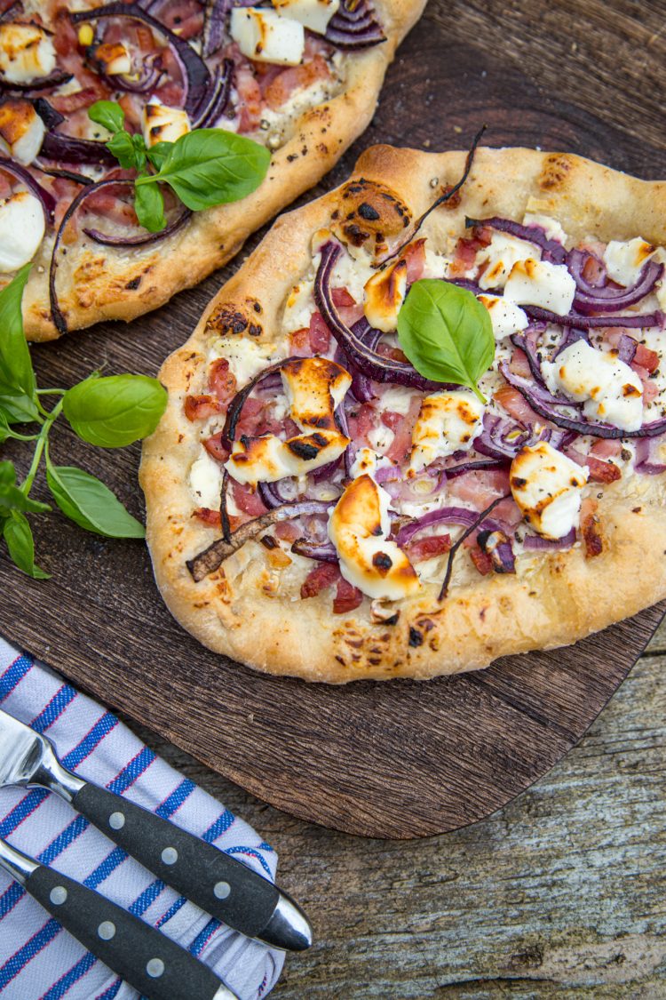 Es gibt Pizza Fladen mit Speck, Zwiebeln und Ziegenkäse | tastesheriff Es gibt Pizza Fladen mit Speck, Zwiebeln und Ziegenkäse | tastesheriff