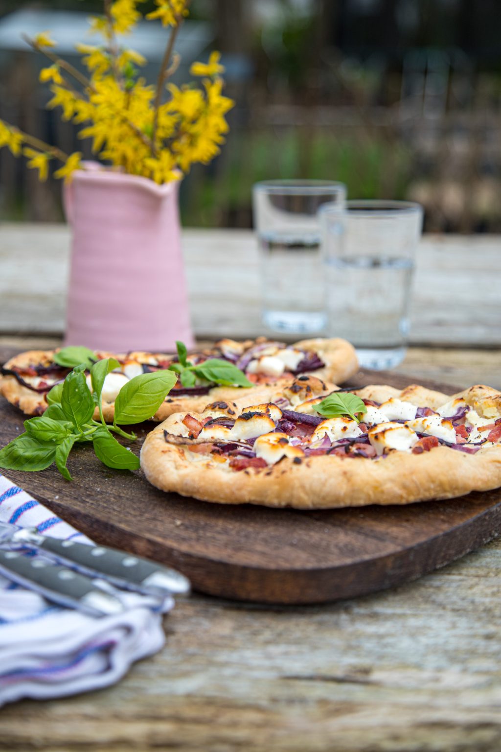 Pizzafladen mit Speck roten Zwiebeln und Ziegenkaese-1622 | tastesheriff