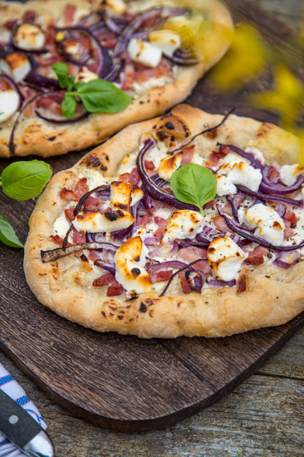 Es gibt Pizza Fladen mit Speck, Zwiebeln und Ziegenkäse | tastesheriff