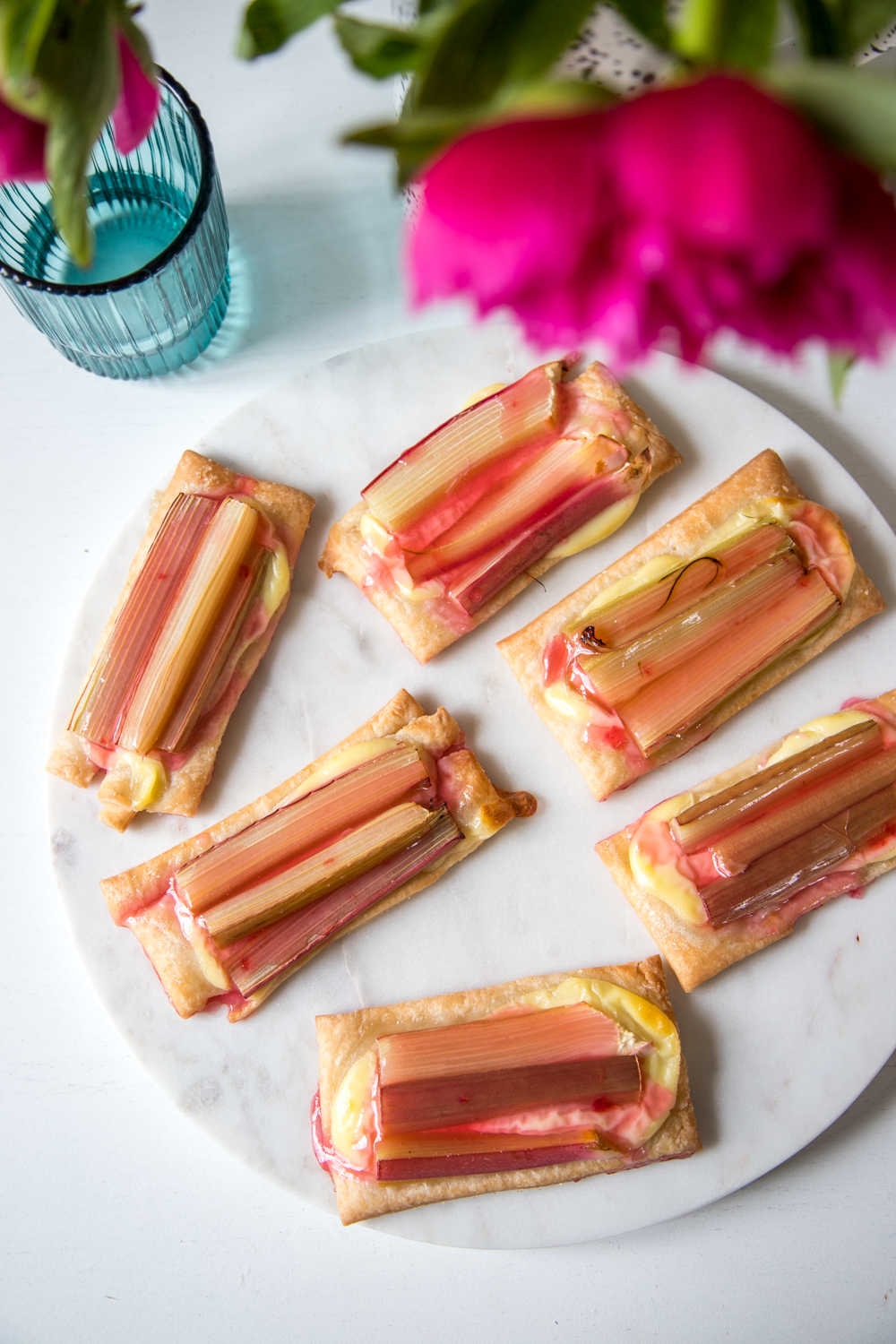 Diese schnelle Rhabarber-Blätterteig-Küchlein sind fix auf der Kuchentafel und Eure Gäste werden sie einfach nur lieben! Mehr Frühling geht fast gar nicht...