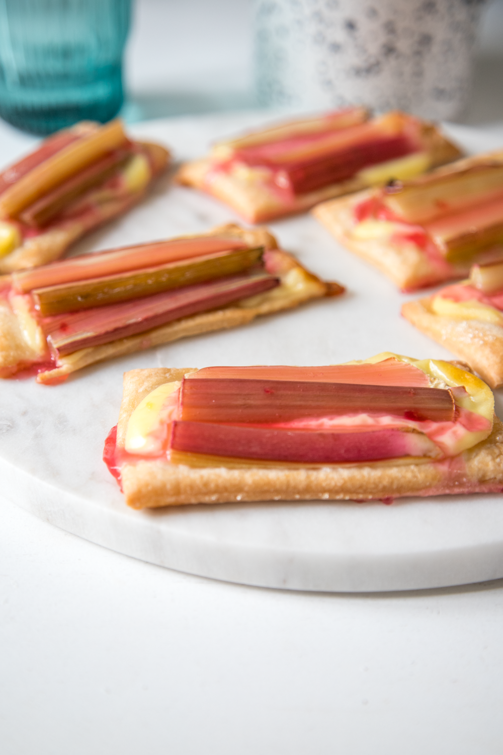 Diese schnelle Rhabarber-Bl&auml;tterteig-K&uuml;chlein sind fix auf der Kuchentafel und Eure G&auml;ste werden sie einfach nur lieben! Mehr Fr&uuml;hling geht fast gar nicht...