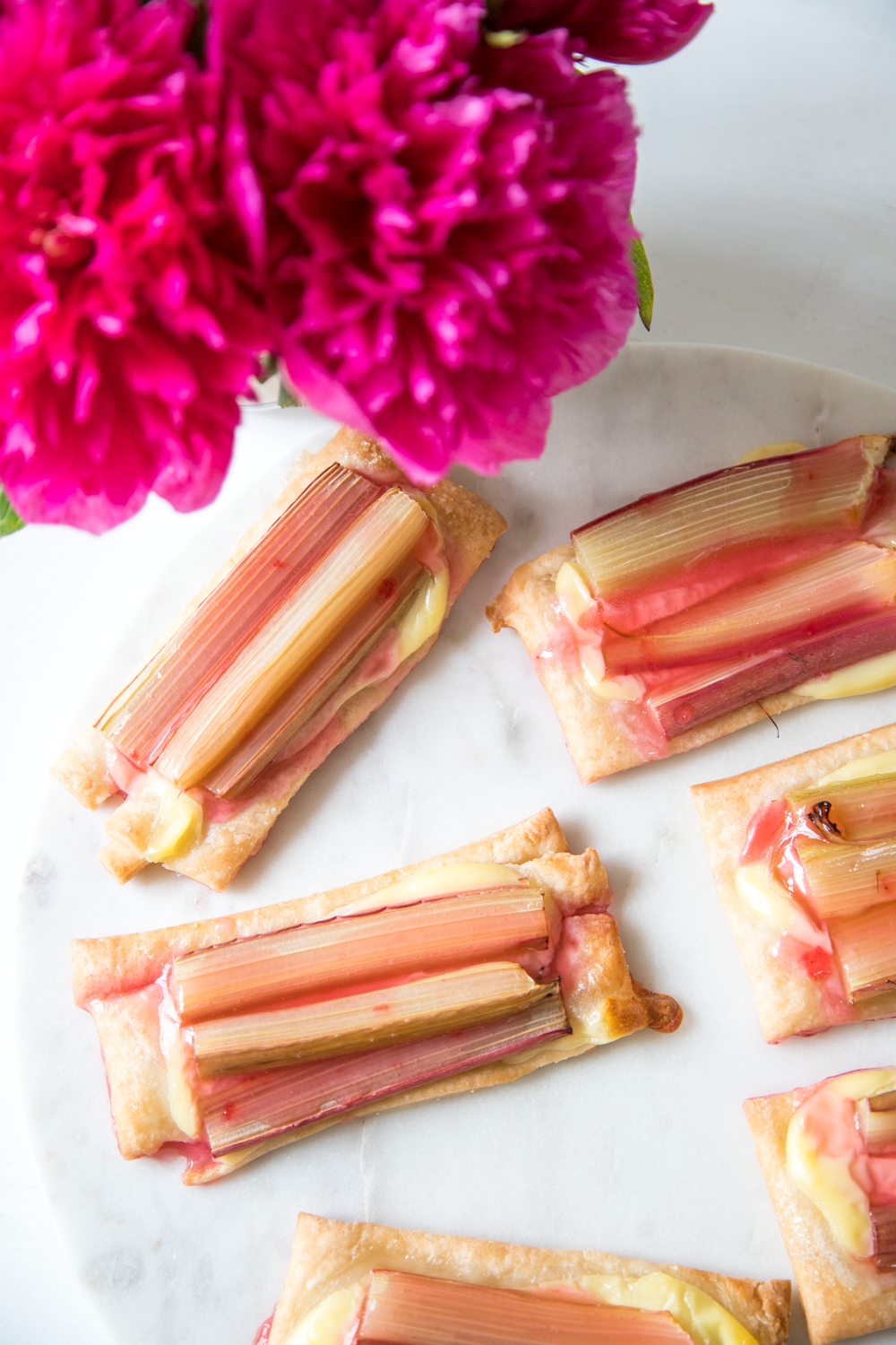 Diese schnelle Rhabarber-Bl&auml;tterteig-K&uuml;chlein sind fix auf der Kuchentafel und Eure G&auml;ste werden sie einfach nur lieben! Mehr Fr&uuml;hling geht fast gar nicht...