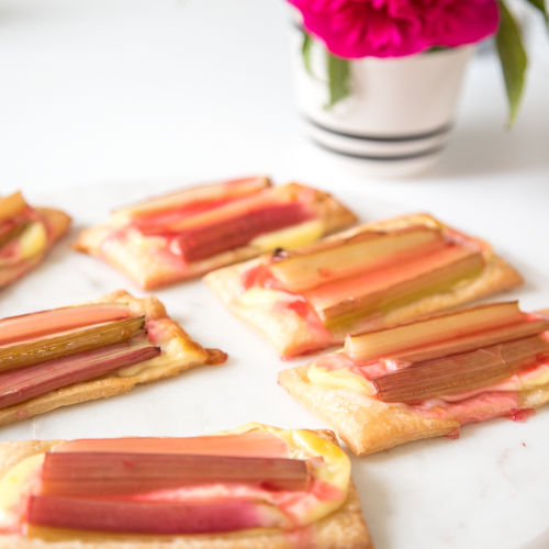 Diese schnelle Rhabarber-Blätterteig-Küchlein sind fix auf der Kuchentafel und Eure Gäste werden sie einfach nur lieben! Mehr Frühling geht fast gar nicht...
