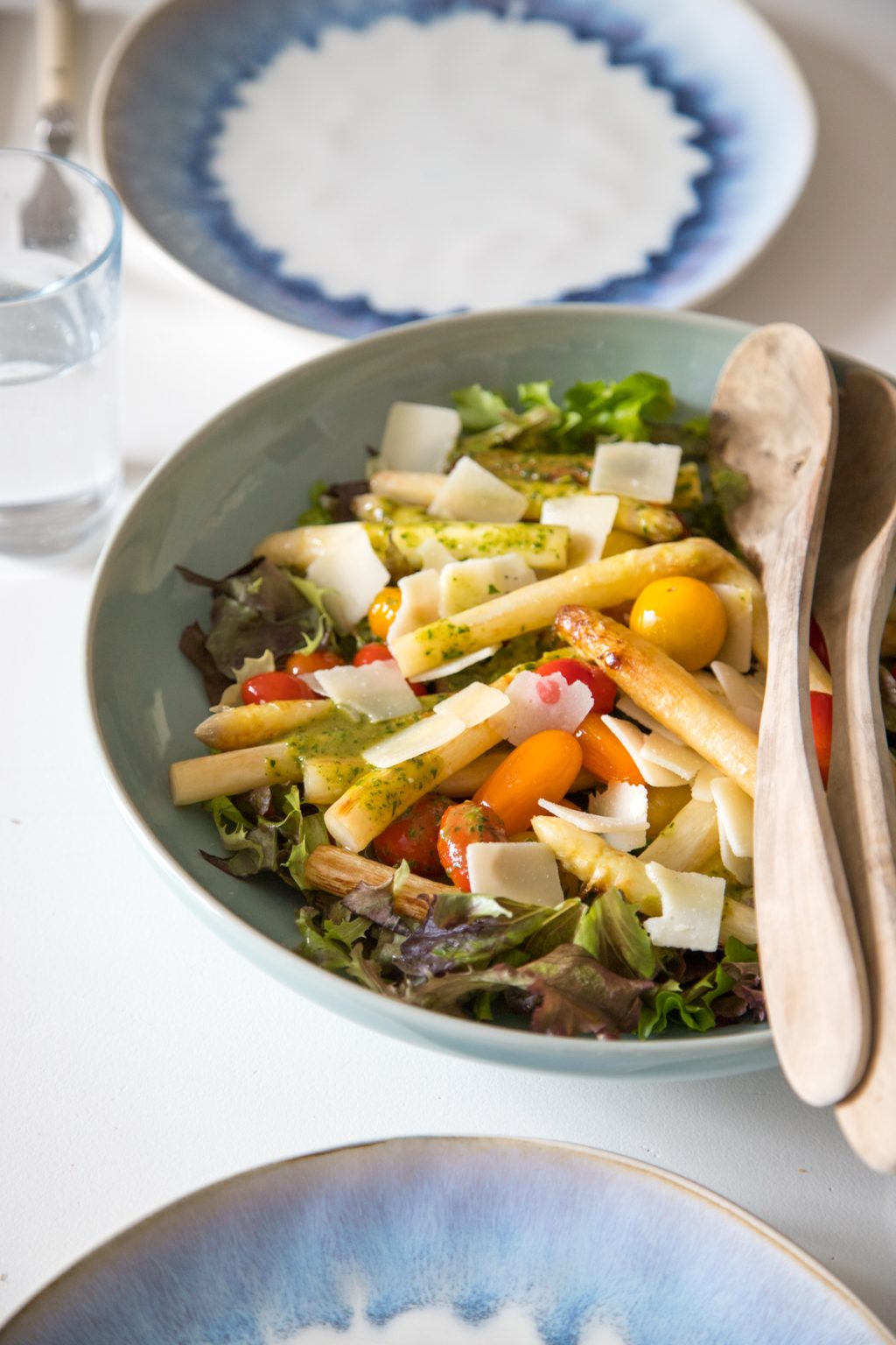 Frischer Blattsalat mit weißem Spargel | tastesheriff