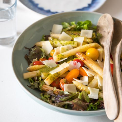 Dieser frische Blattsalat mit weißem Spargel kommt überraschend besonders daher und ist wie immer super unkompliziert zubereitet. Ihr werdet ihn wirklich lieben