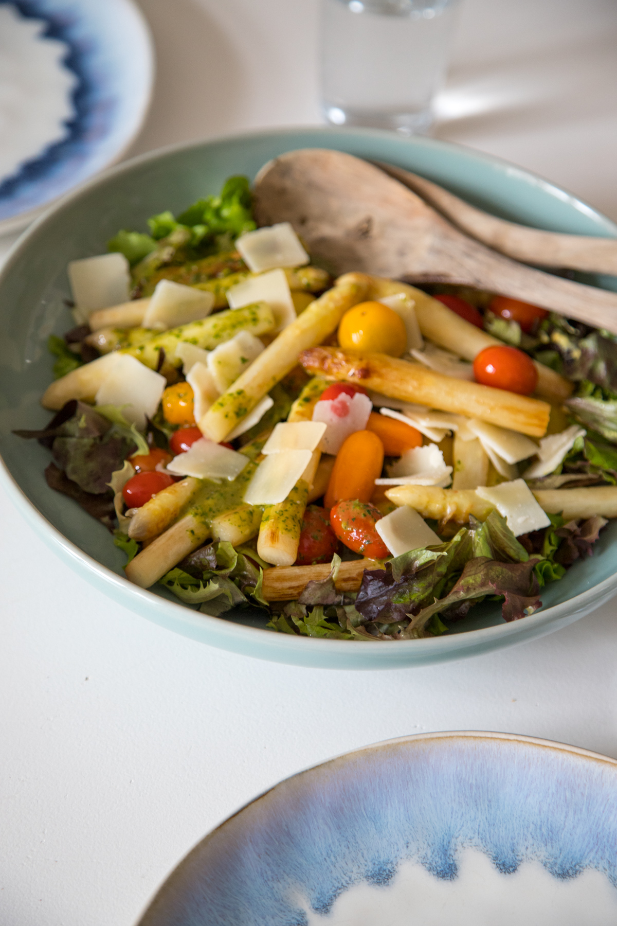Dieser frische Blattsalat mit weißem Spargel kommt überraschend besonders daher und ist wie immer super unkompliziert zubereitet. Ihr werdet ihn wirklich lieben
