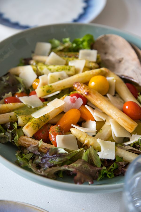 Frischer Blattsalat mit weißem Spargel | tastesheriff