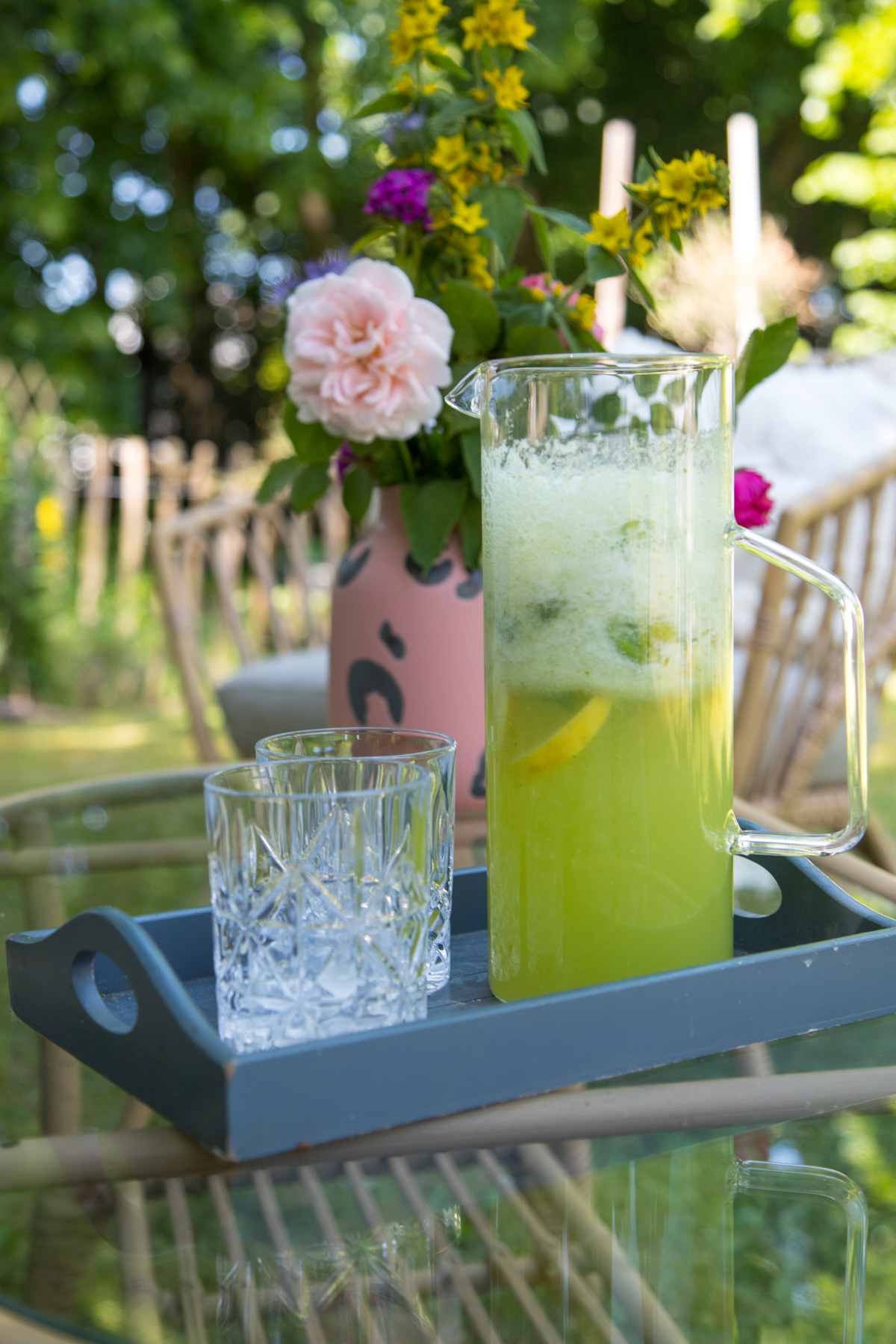 Die gro&szlig;e Erfrischung ist mit meiner Zitronen-Basilikum-Limonade garantiert! Ich mag es gerne sauer und besonders... Da ist diese Limonade einfach nur perfekt!