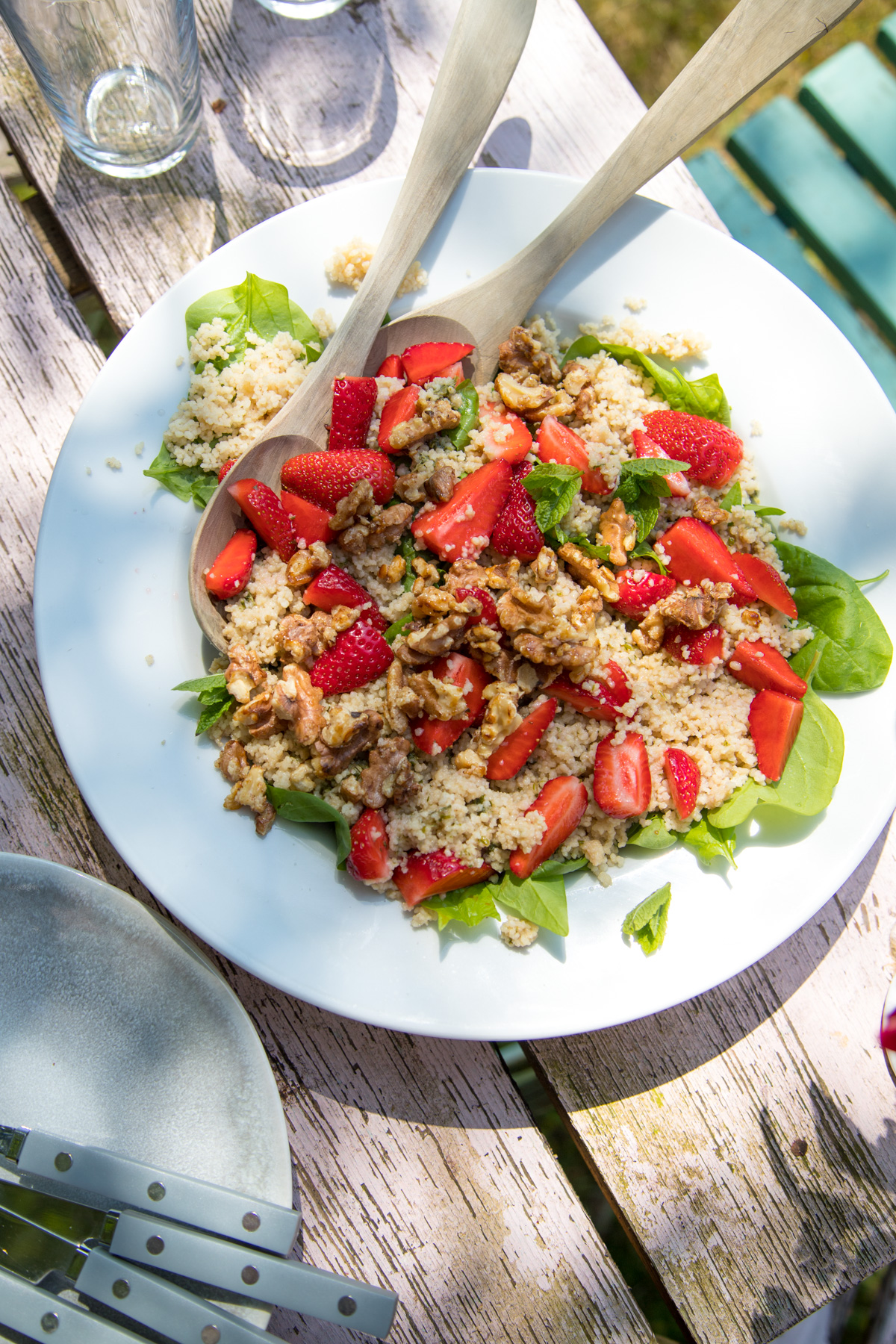 Dieser sommerliche Couscoussalat mit Erdbeeren und Minzdressing ist einfach perfekt bei warmen Temperaturen. Als Mittagessen oder auch als Beilage zum Grillen.