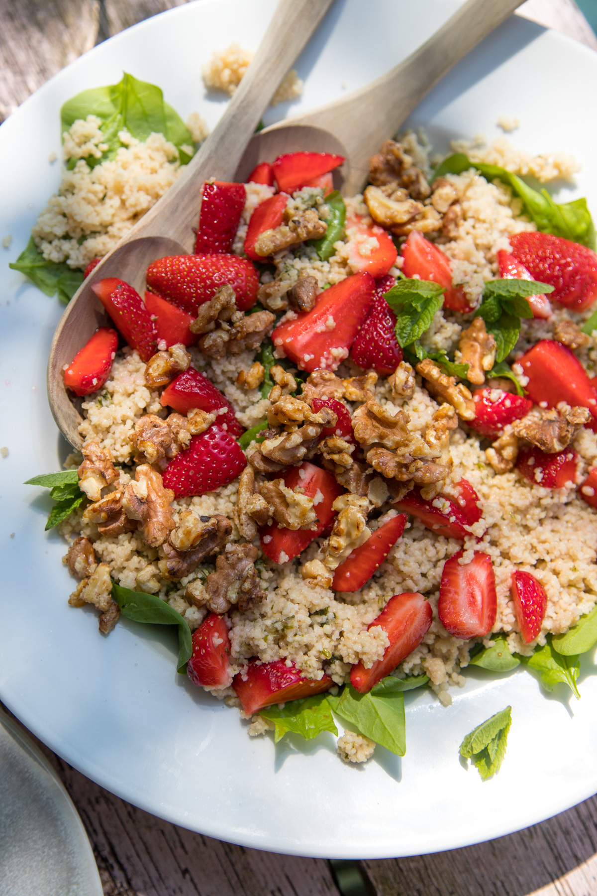 Sommerlicher Couscoussalat mit Erdbeeren und Minzdressing