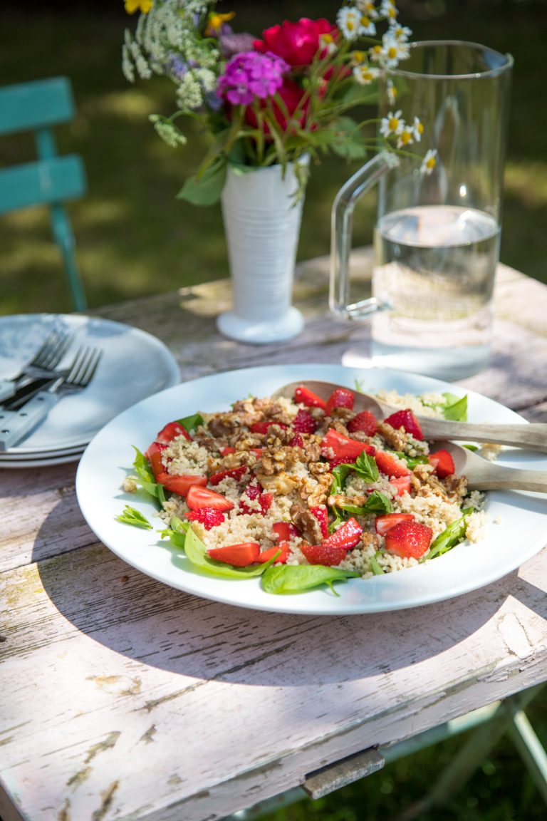 Sommerlicher Couscoussalat mit Erdbeeren und Minzdressing