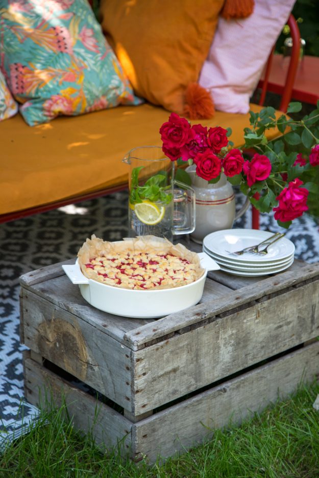 Dieser köstliche Quarkkuchen mit Erdbeeren und Streuseln ist einfach der absolute Knaller! Er ist gekühlt einfach der perfekte Kuchen für den Sommer- so gut...