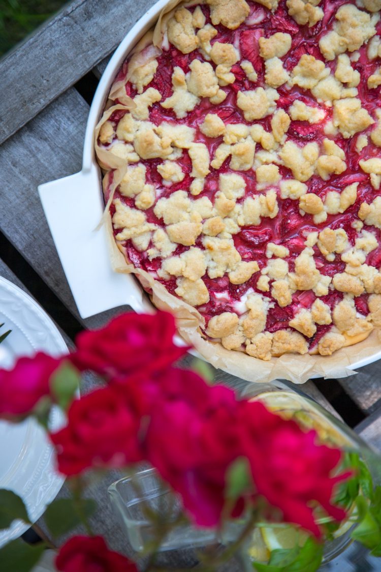 Dieser köstliche Quarkkuchen mit Erdbeeren und Streuseln ist einfach der absolute Knaller! Er ist gekühlt einfach der perfekte Kuchen für den Sommer- so gut...