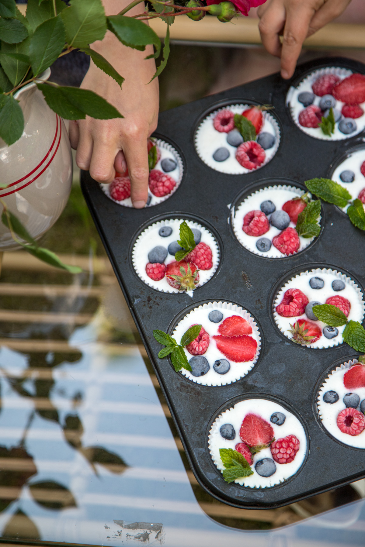 Selbstgemachte Frozen Joghurt Cups mit frischen Beeren Selbstgemachte Frozen Joghurt Cups mit frischen Beeren