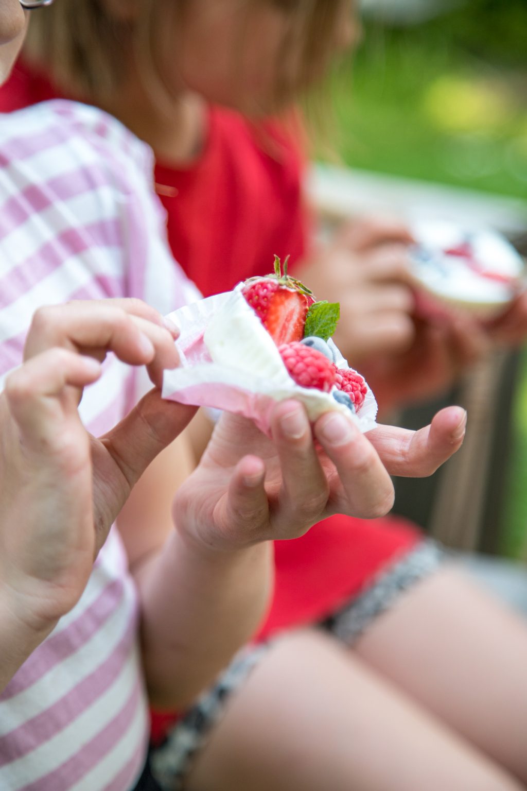 Selbstgemachte Frozen Joghurt Cups mit frischen Beeren