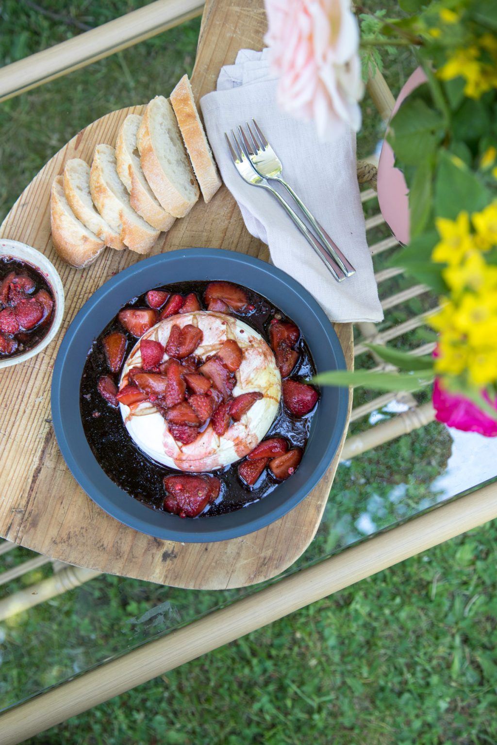 Es gibt Ofenkäse mit Balsamico-Erdbeeren | tastesheriff
