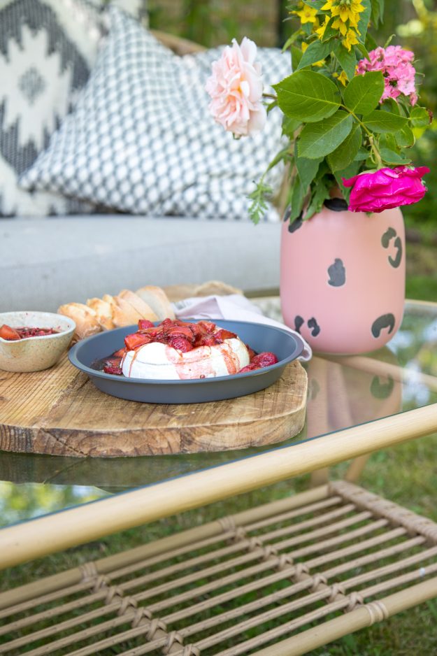 Es gibt Ofenkäse mit Balsamico-Erdbeeren! Der ist perfekt für laue Sommerabende zu einem frischen Baguette und gutem Wein. Die ganze Familie findet den super!