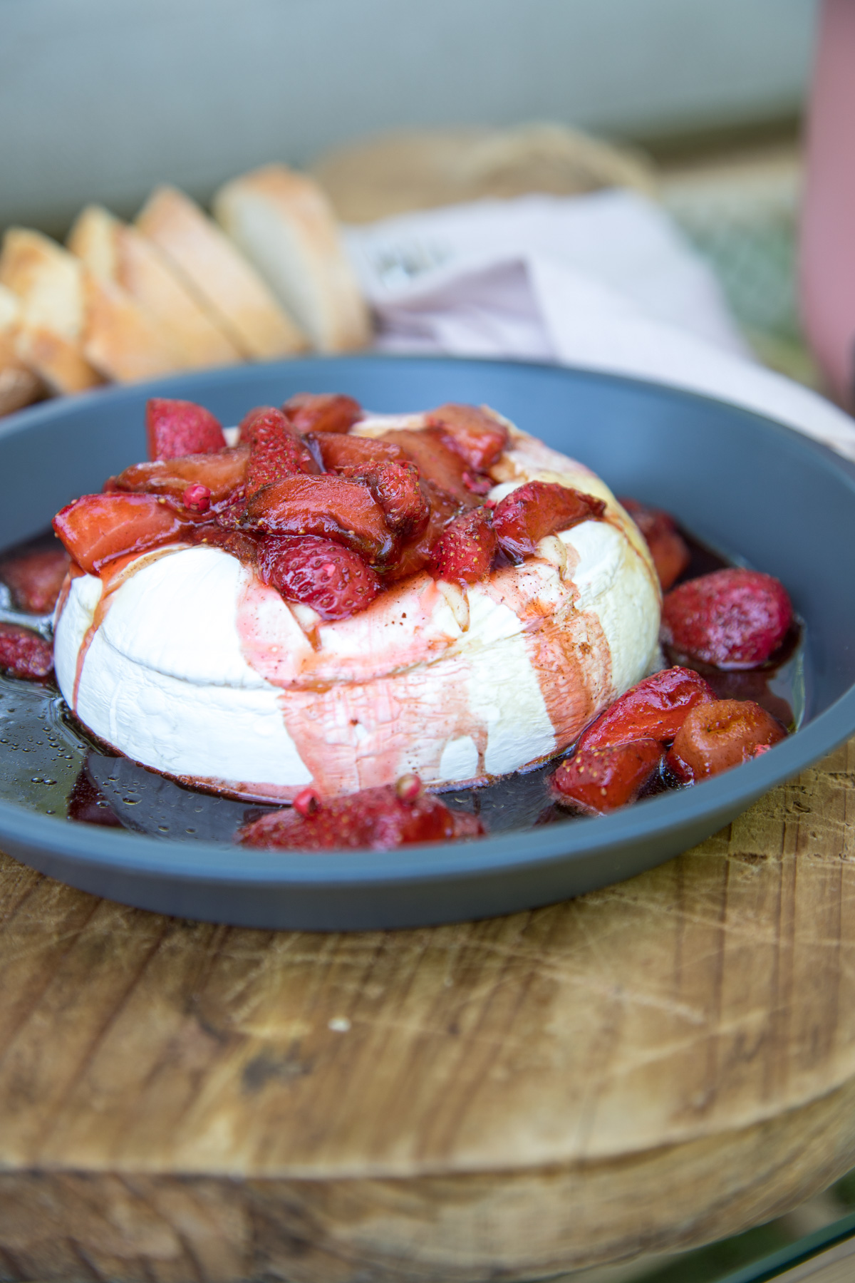 Es gibt Ofenkäse mit Balsamico-Erdbeeren! Der ist perfekt für laue Sommerabende zu einem frischen Baguette und gutem Wein. Die ganze Familie findet den super!