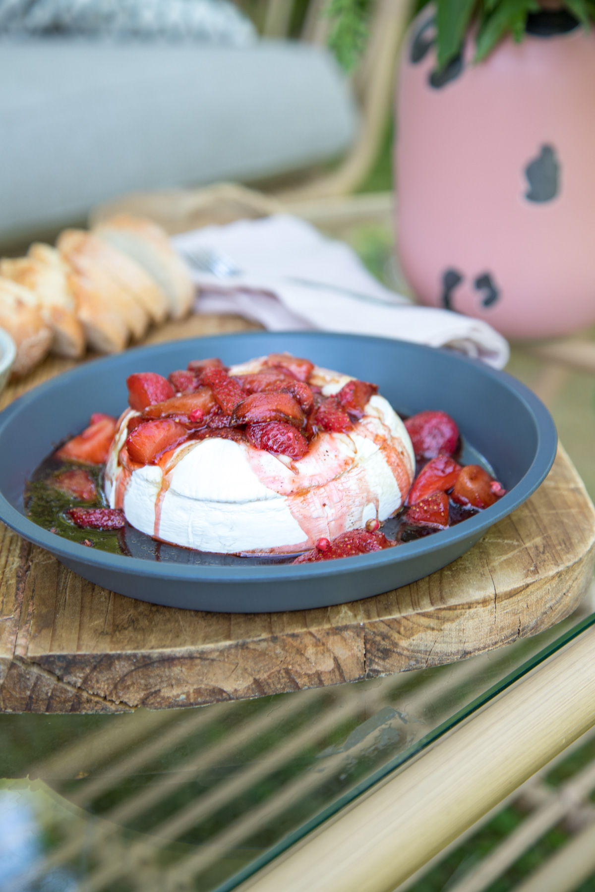 Es gibt Ofenkäse mit Balsamico-Erdbeeren | tastesheriff